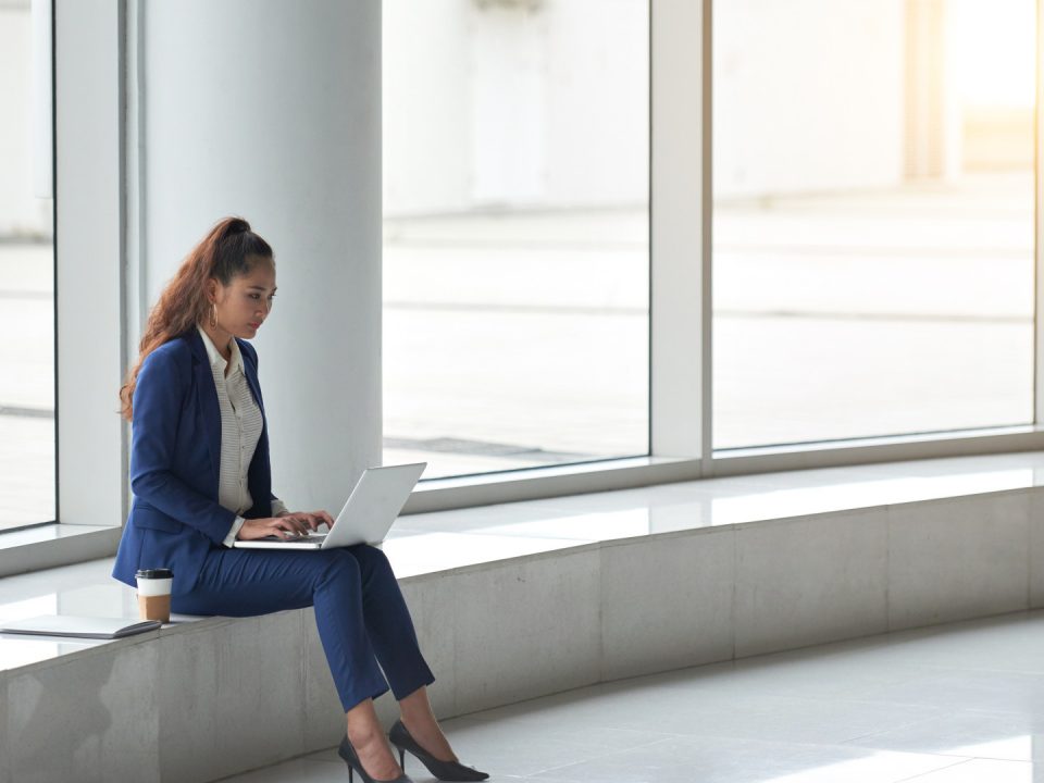 Professionnels à Marseille : pourquoi la propreté de vos vitres est bien plus importante que vous ne le pensez ?